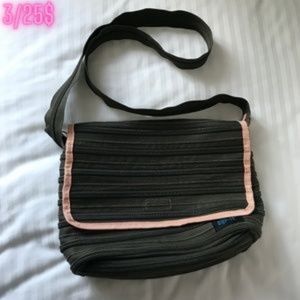 Zip-it - Green crossbody bag - 3/25$